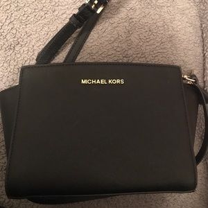 Black Michael Kors purse with gold detail 👜